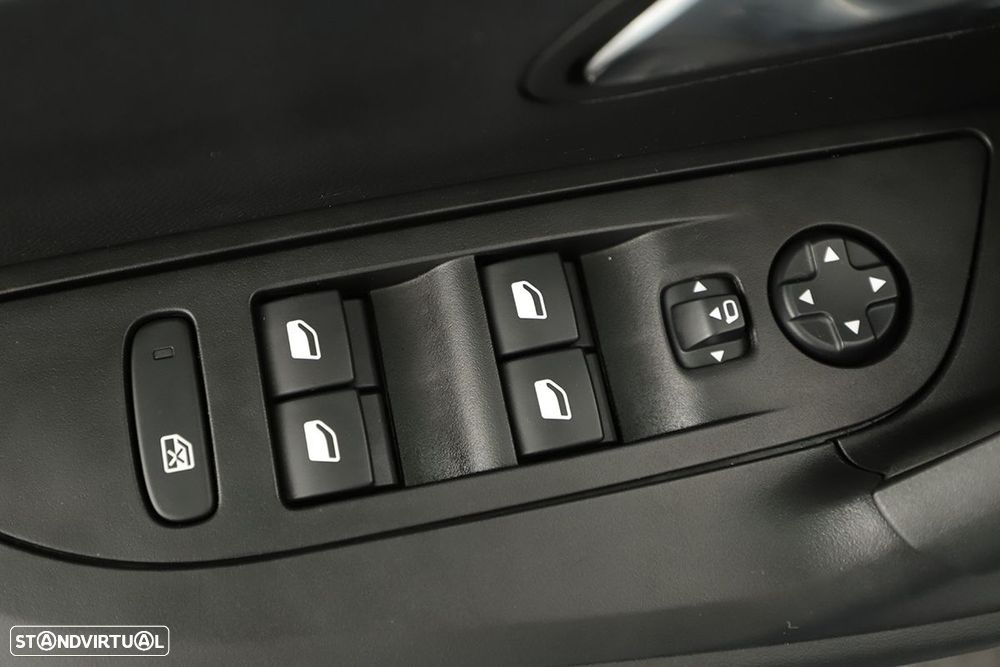 Peugeot 2008 1.2 PureTech Allure EAT8 - 20