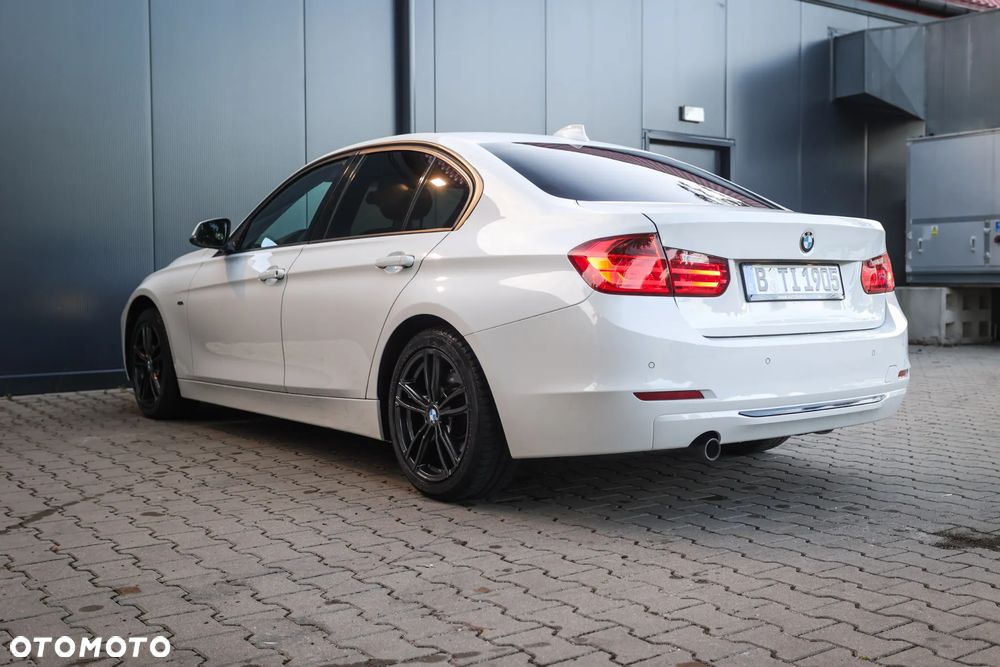 BMW Seria 3 320d Sport Line - 13
