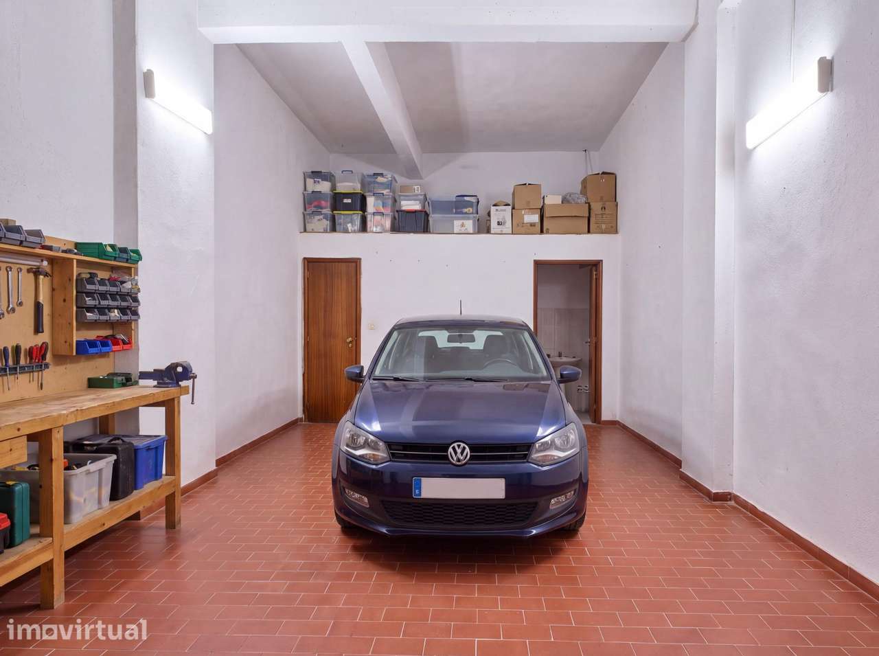 Garagem de 45 m2 com entrada independente, WC e mezanine em Belas - Grande imagem: 4/21