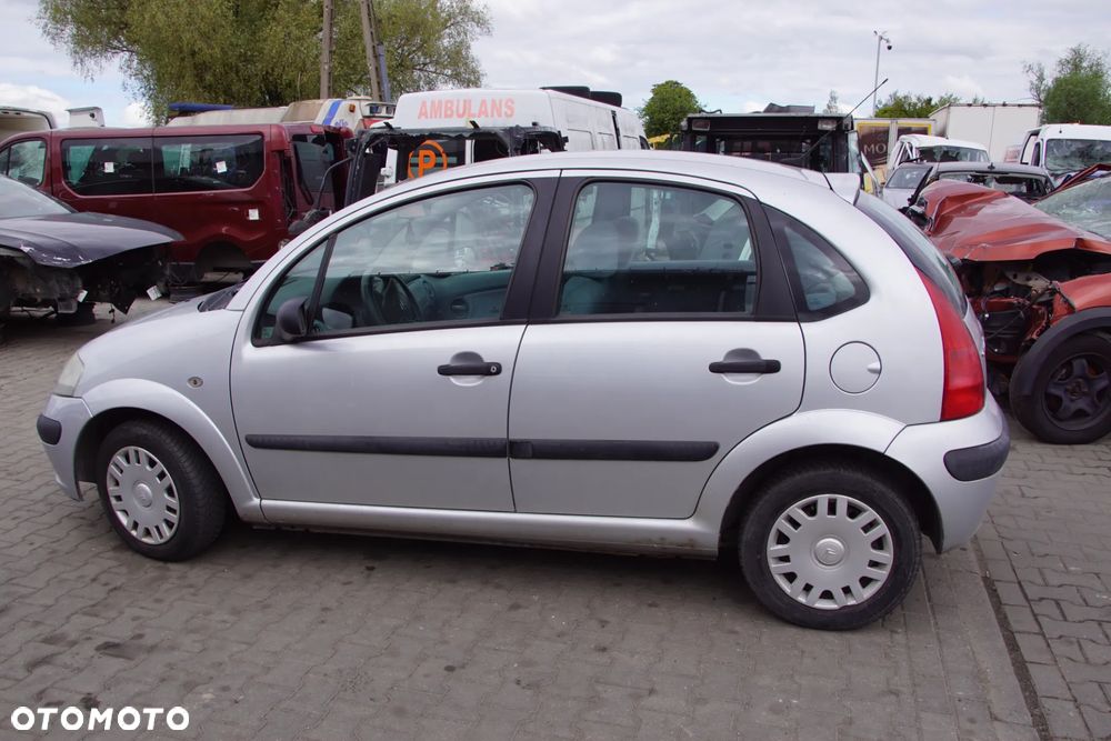 Auto na części - Citroen C3 I 1.4 73 KM KFV 20CQ09 EZR 2003R Silnik Skrzynia Drzwi Maska Błotnik Klapa Zderzak Lampa Lusterko Klamka Szyba Deska Kokpit Sterownik Moduł Czujnik Licznik Panel Wyświetlacz Kierownica - 7