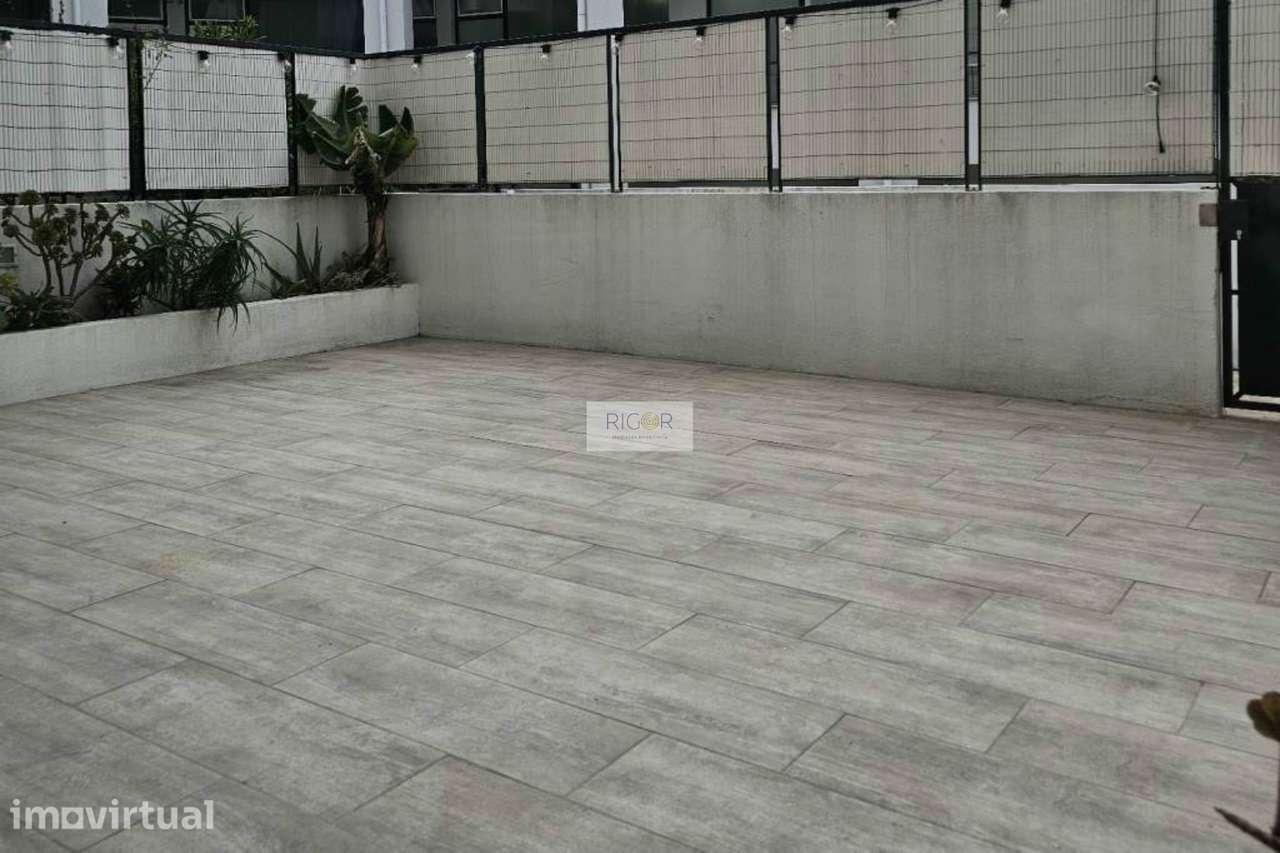 Apartamento T0 com terraço de 35m2 a Poente a 600 metros da praia, em - Grande imagem: 2/12