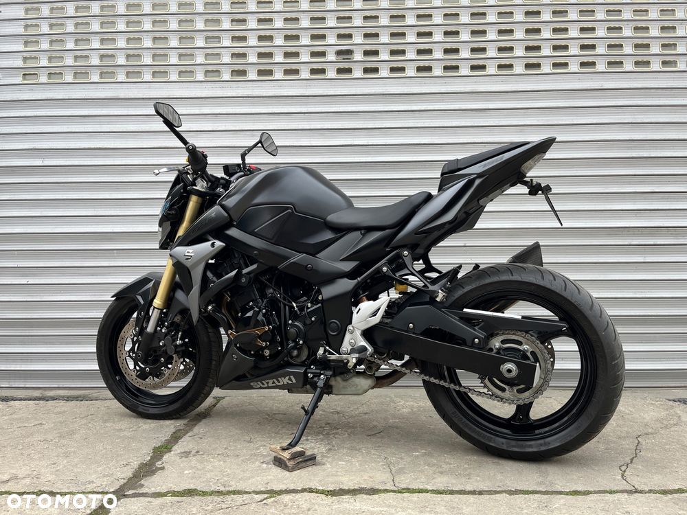 Suzuki GSR - 10