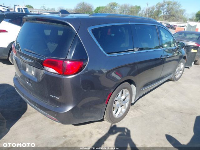 Chrysler Pacifica - 4