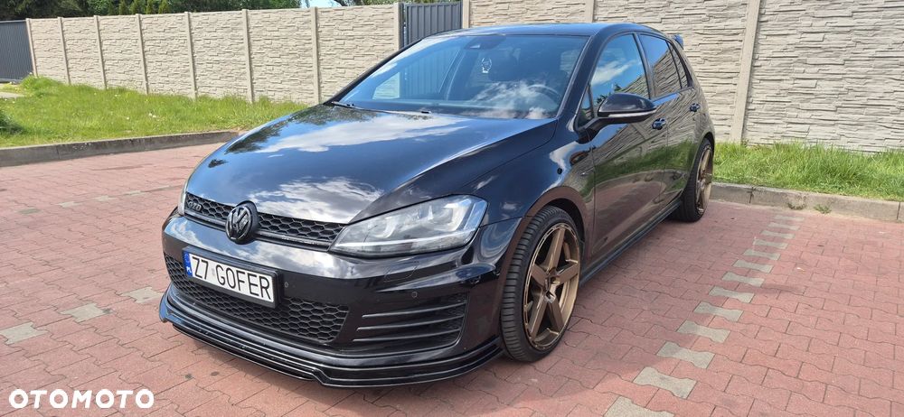 Volkswagen Golf - 1