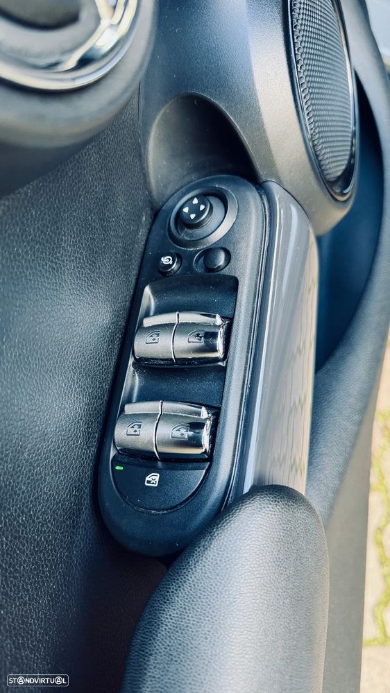 MINI 5 Portas Cooper D Auto - 31