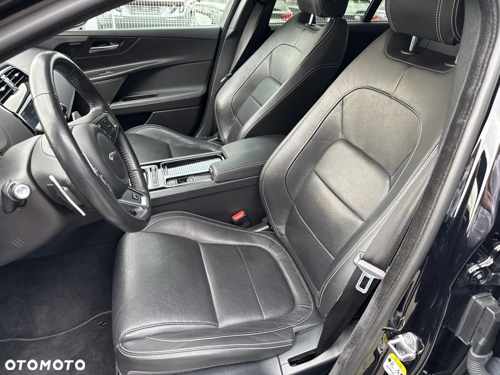 Jaguar XE 2.0 D AWD R-Sport - 13