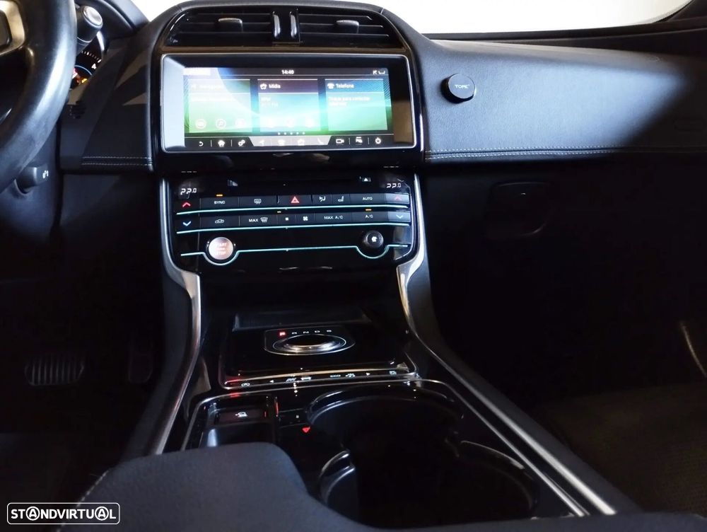 Jaguar XE 2.0 D R-Dynamic SE - 16