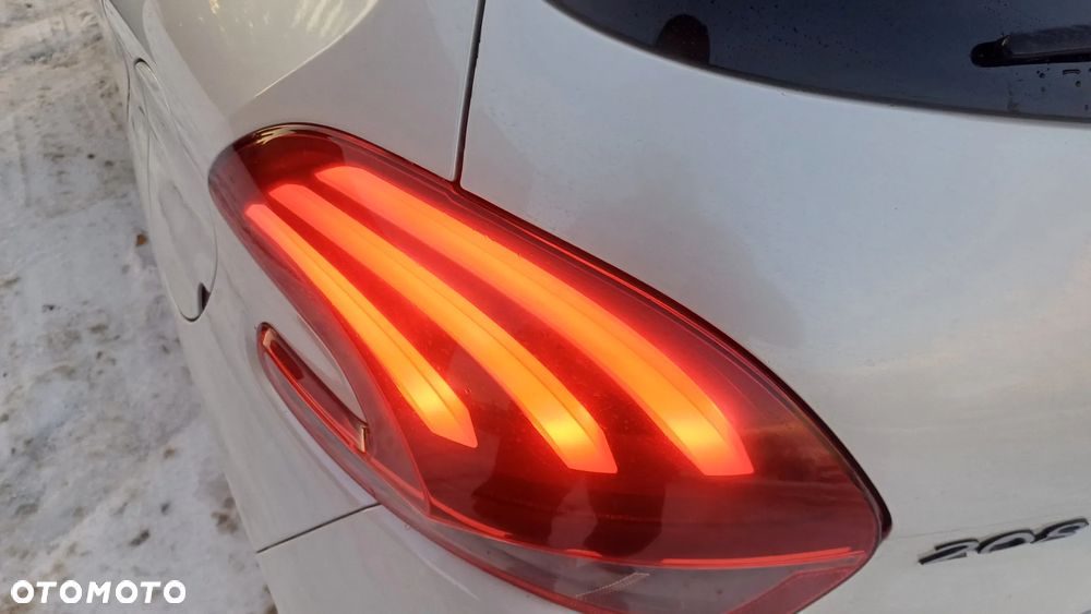 Peugeot 208 1.2 PureTech GPF Allure S&S - 20