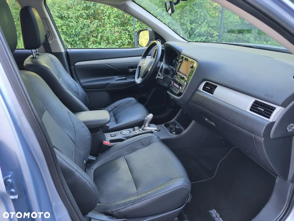 Mitsubishi Outlander Instyle NAVI + - 13