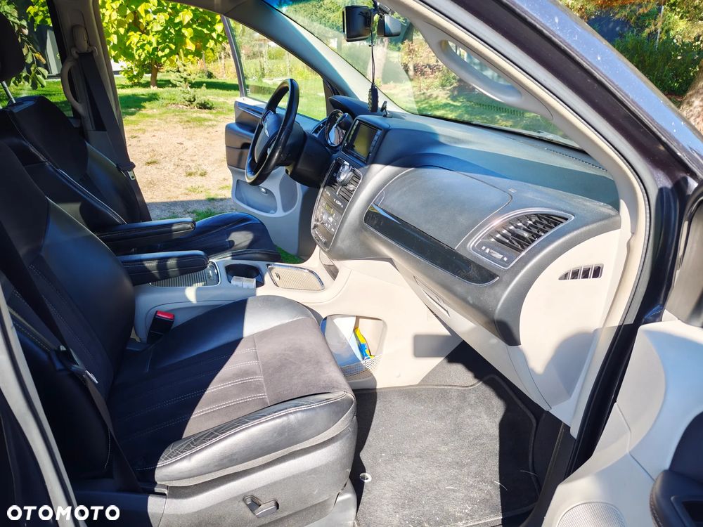 Chrysler Town & Country - 8