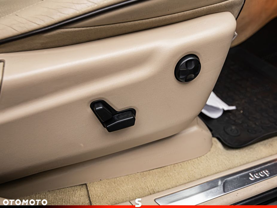 Jeep Grand Cherokee - 12