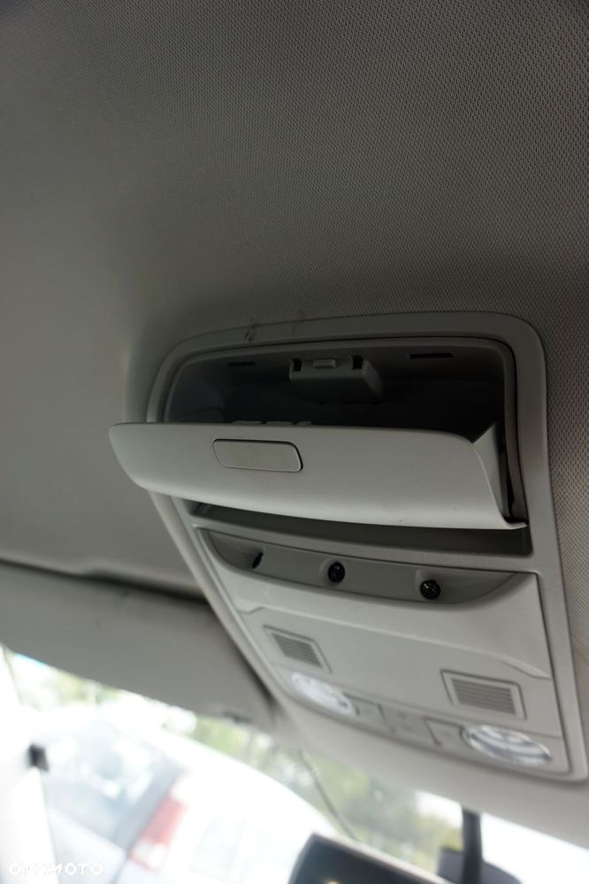 LAMPKA PODSUFITKI PRZEDNIA OŚWIETLENIE KABINY SUPERB II 3T SCHOWEK SKODA 2008-2013 - 2