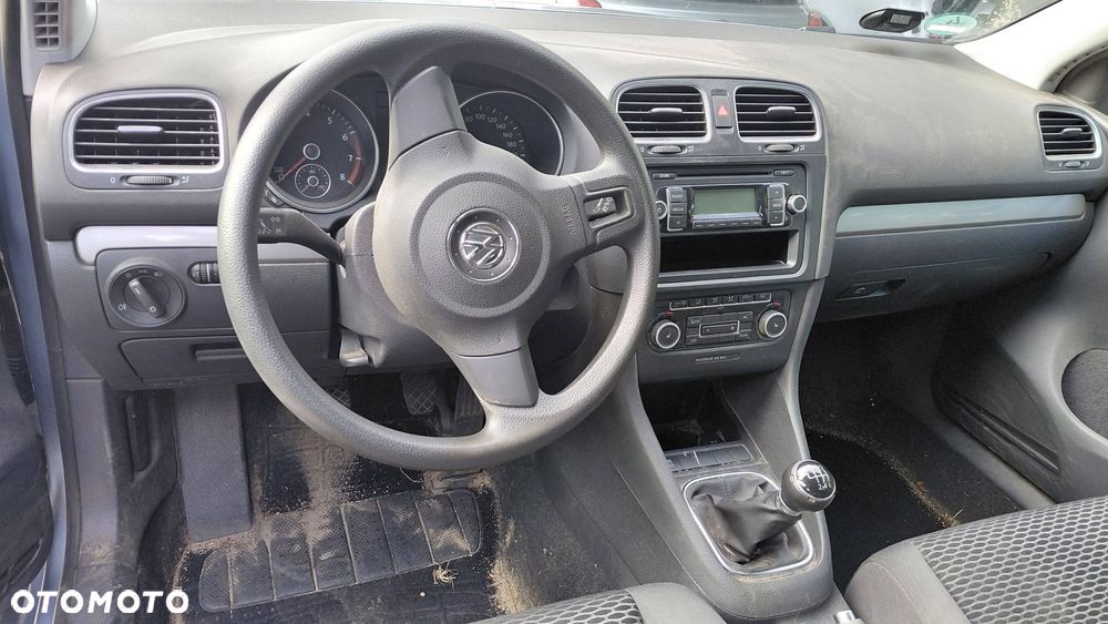 Na części: Volkswagen Golf  Rok 2011 Pojemność 1197 Moc 77 kw Benzyna - 5