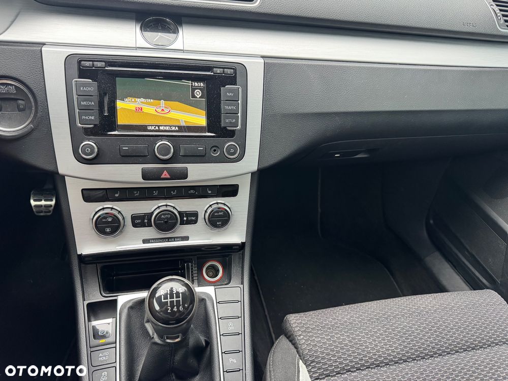 Volkswagen Passat 2.0 TDI BlueMotion Technology R-Line - 35