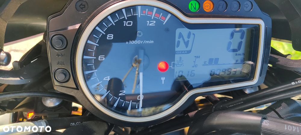 Suzuki GSR - 13