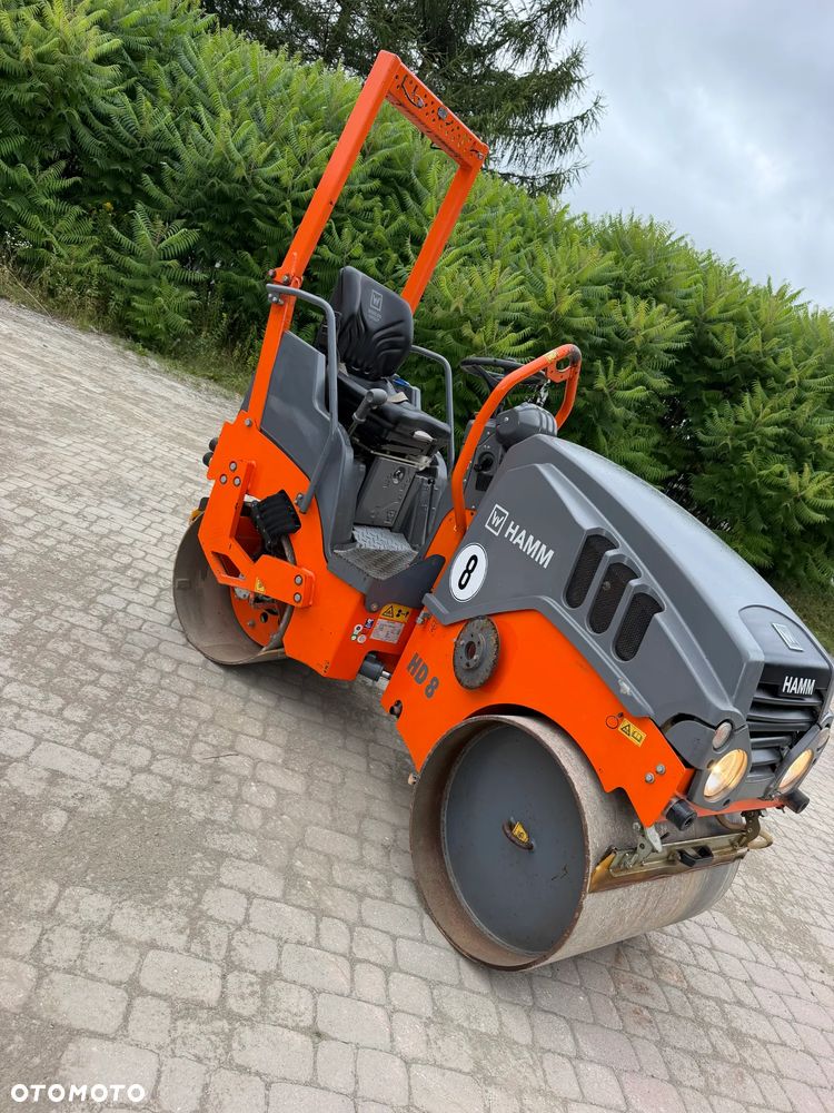 Hamm HD 8VV  Walec Terenowo Drogowy do Asfaltu z OBCINAKIEM BOCZNYM Hydraulicznym! 2 tony. Import Norwegia 2017 rok. 624 mtg. Silnik KUBOTA 3 cylindry. Maszyna nie różni się od Nowej z salonu! Serwisy w Dekra AKTUALNE 2026rok. Zero zniszczeń IGŁA !! Gotowy do długiej pracy. Po dużych serwisach eksploatacyjnych w Norwegii. Walec pochodzi z urzędu Komunalnego w Norwegii od pierwszego właściciela. Jego historia od nowości to lekkie inwestycje miejskie! Jedyna taka okazja! Bardzo mały walec a moc Potężna! Ani deka luzów i wycieków. OKAZJA. Zraszacze na dwa bębny. Ubijanie na dwa lub jeden bęben. Siła ubijania regulowana! - 31