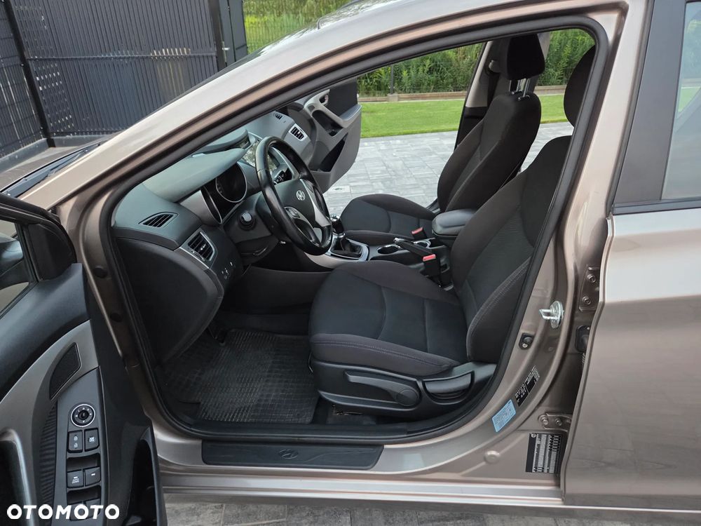 Hyundai Elantra 1.6 Comfort - 29