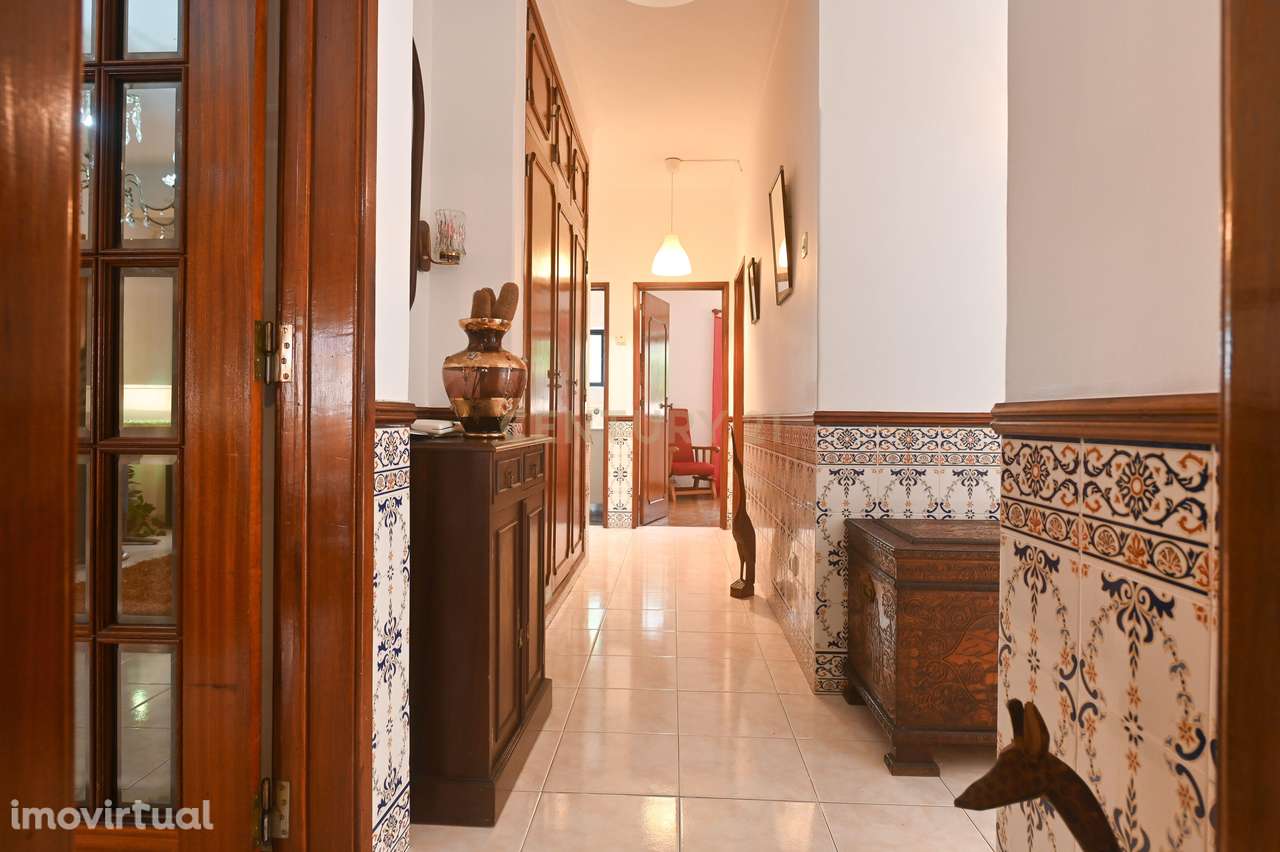 ANDAR DE MORADIA T3 COM LOGRADOURO E JARDIM - QUEIJAS (OEIRAS) - Grande imagem: 3/31