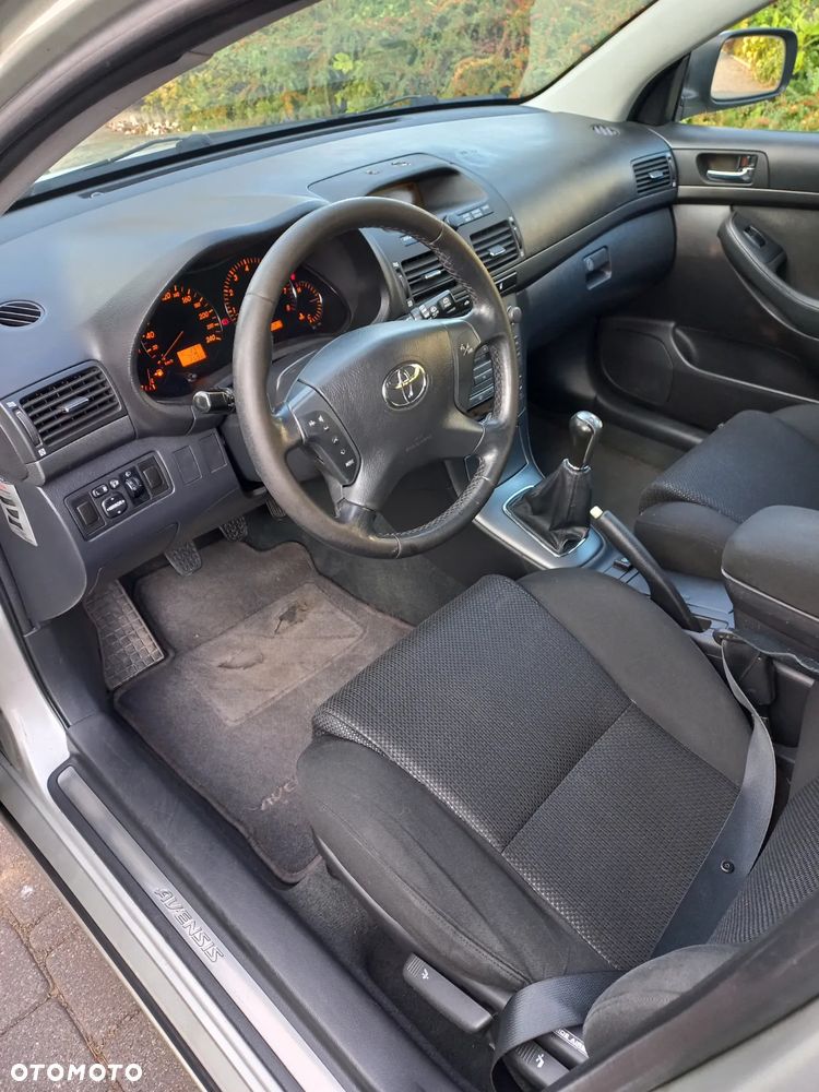 Toyota Avensis 1.8 VVT-i Luna - 11