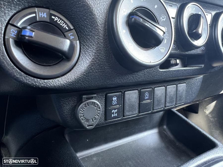 Toyota Hilux 2.4 D-4D 4WD CD CM - 34