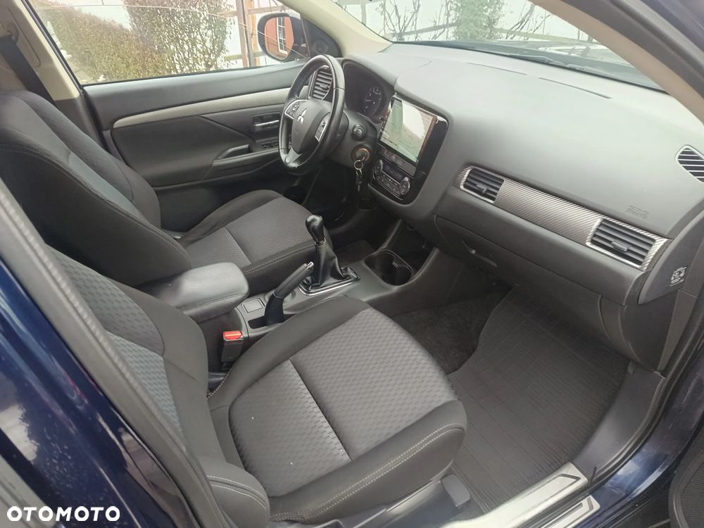 Mitsubishi Outlander 2.0 Invite + 2WD - 27