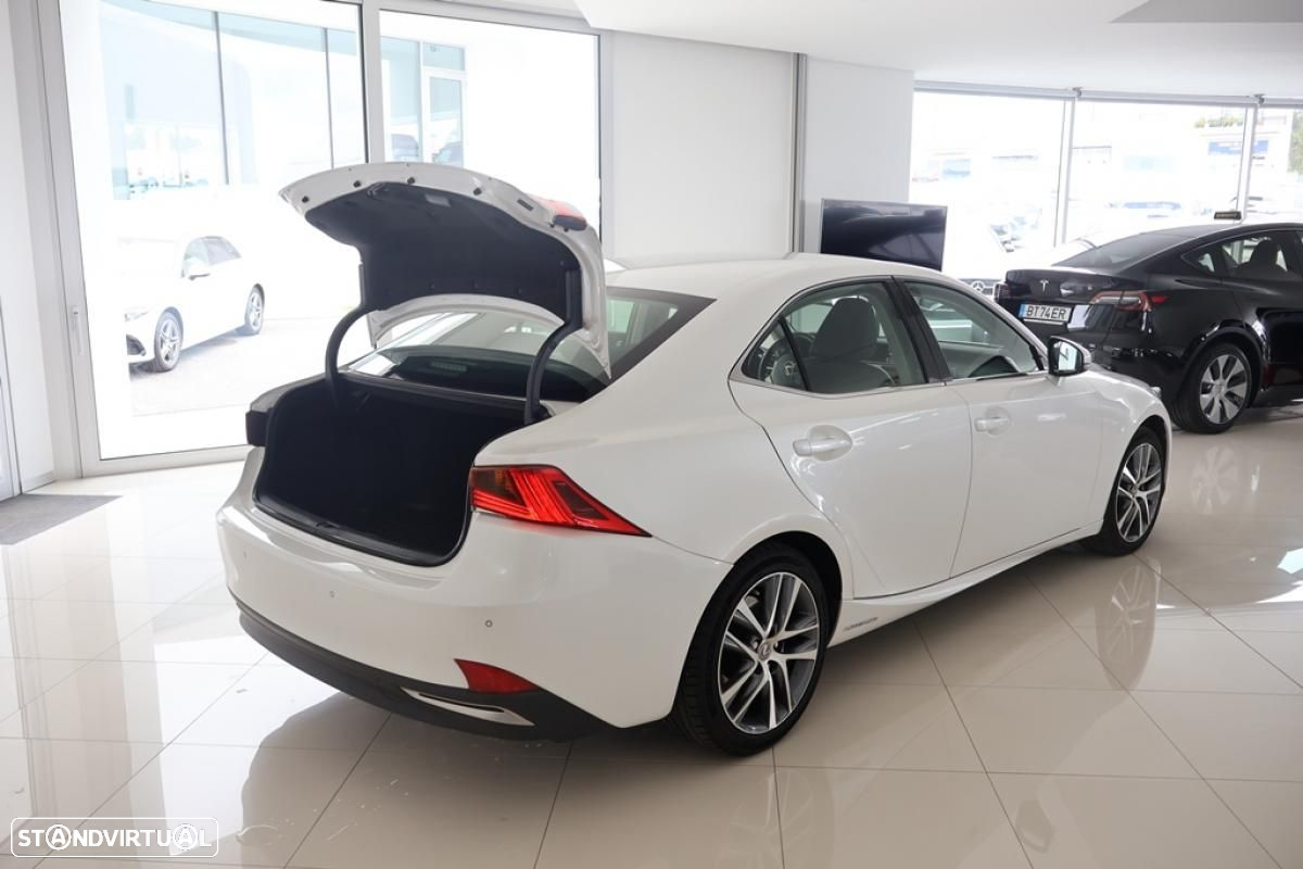 Lexus IS 300H - 11