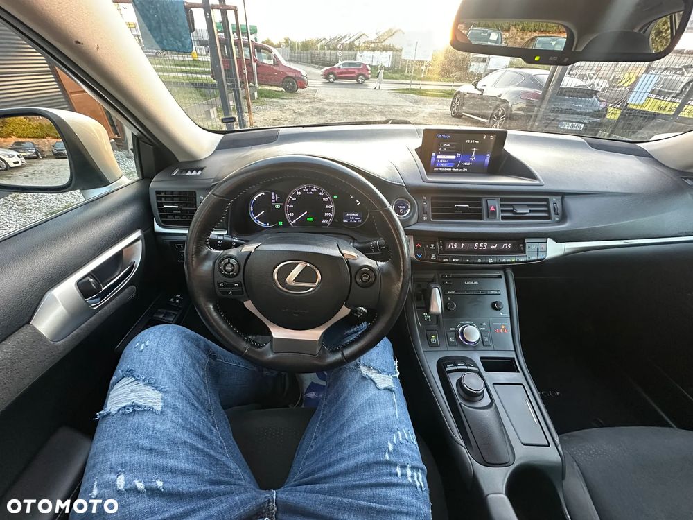 Lexus CT ver-200h - 31