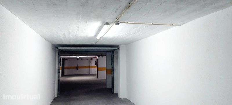 Box fechada para dois carros - Grande imagem: 2/4