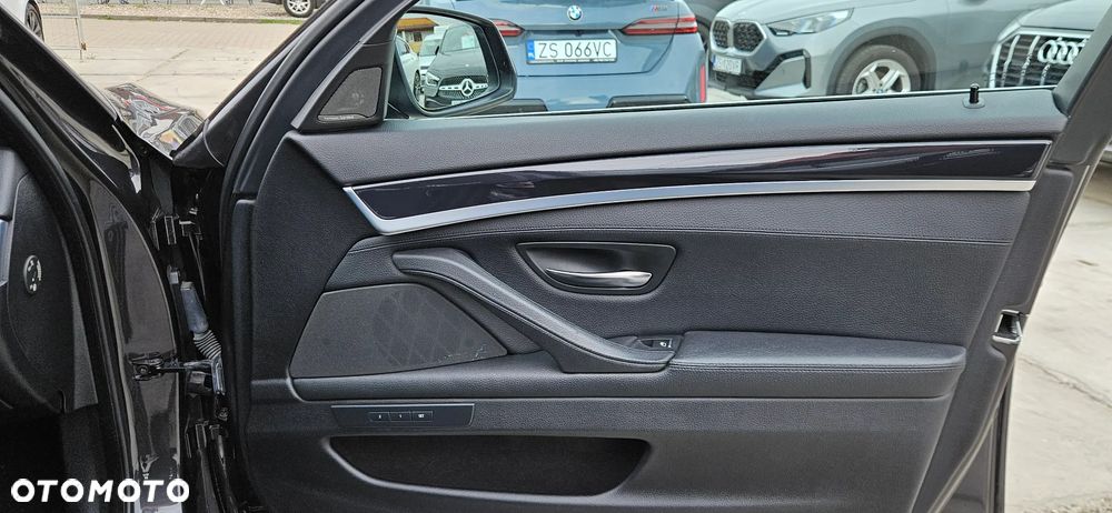 BMW Seria 5 520d xDrive - 13