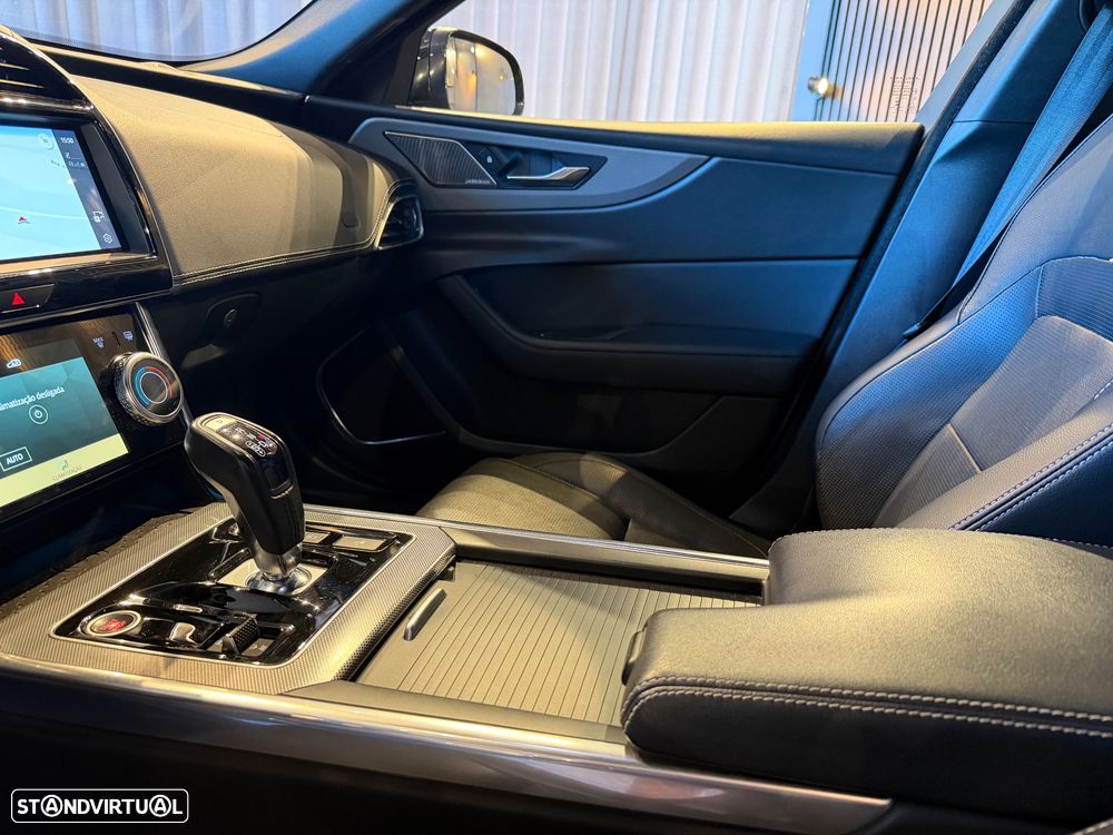 Jaguar XE 2.0 D200 R-Dynamic HSE - 24