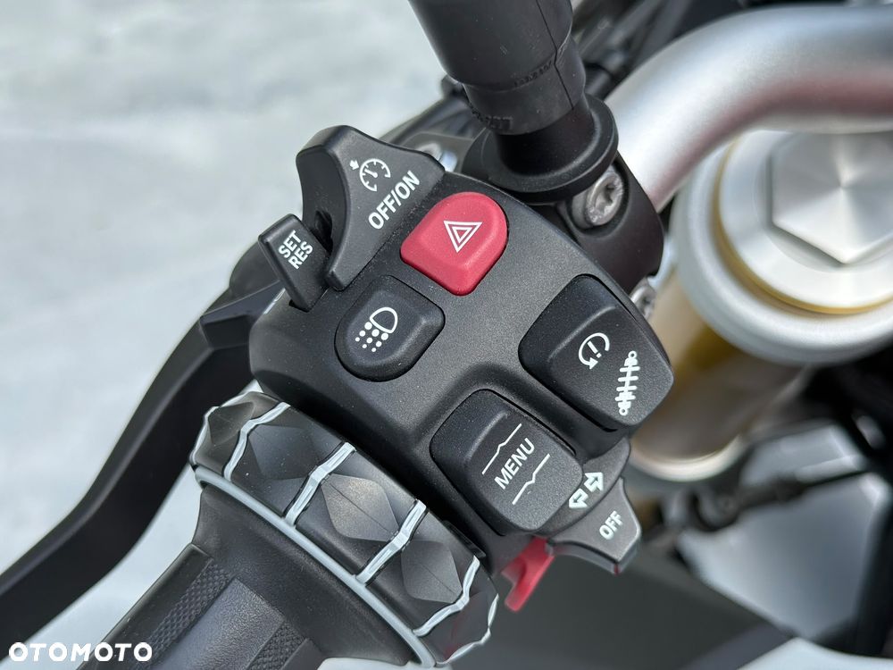BMW F - 22