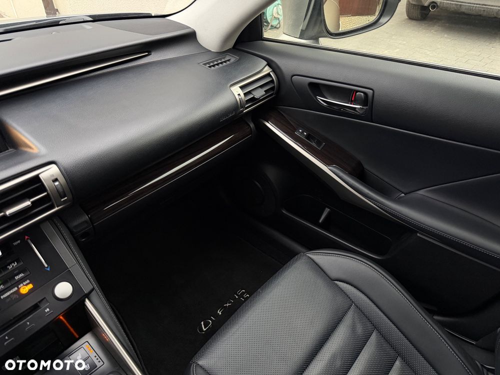 Lexus IS 300h Prestige - 23