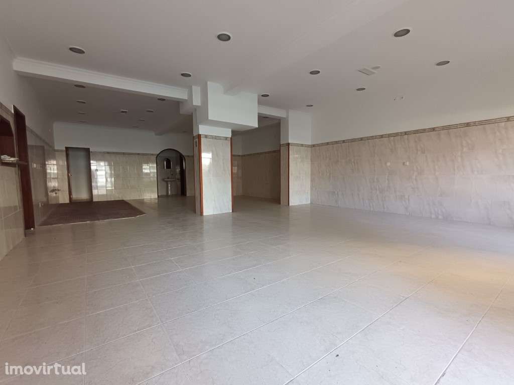 Lojas para venda, com duas entradas independentes, em Monte Abraão - Grande imagem: 5/22