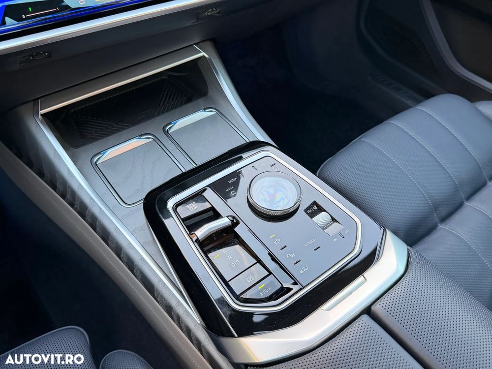 BMW Seria 7 740d xDrive MHEV - 34