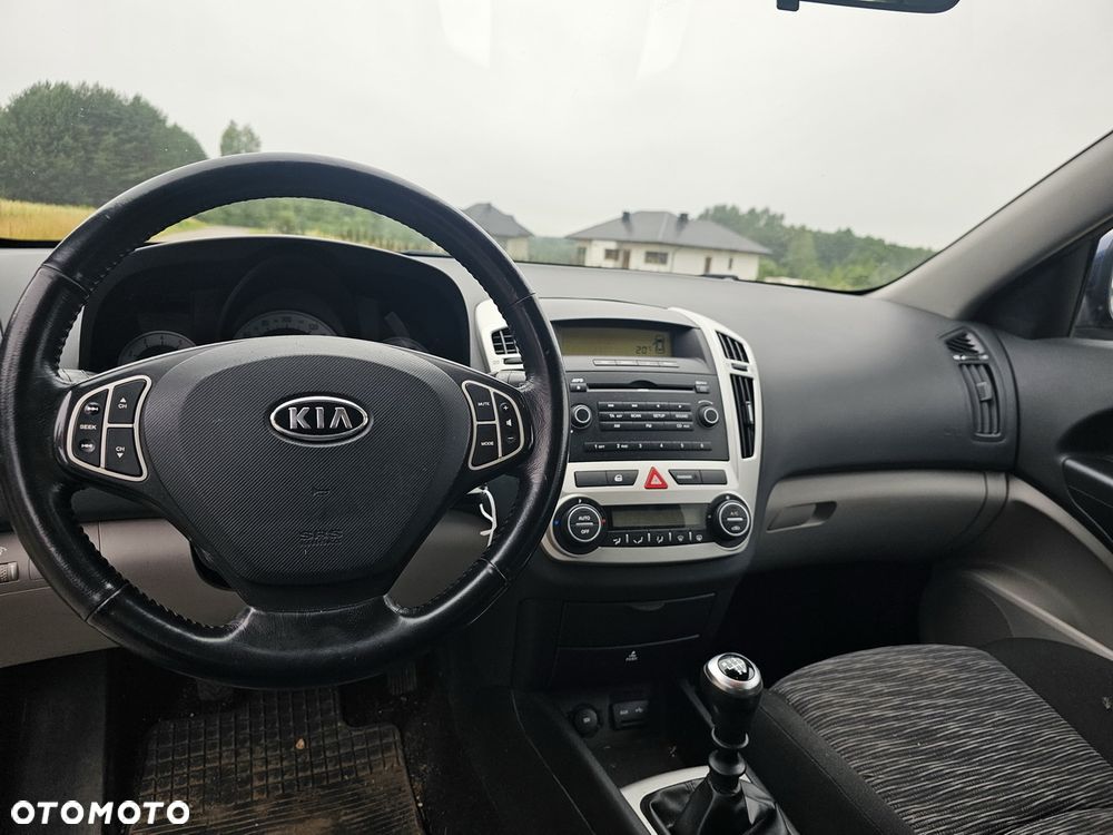 Kia Ceed - 32