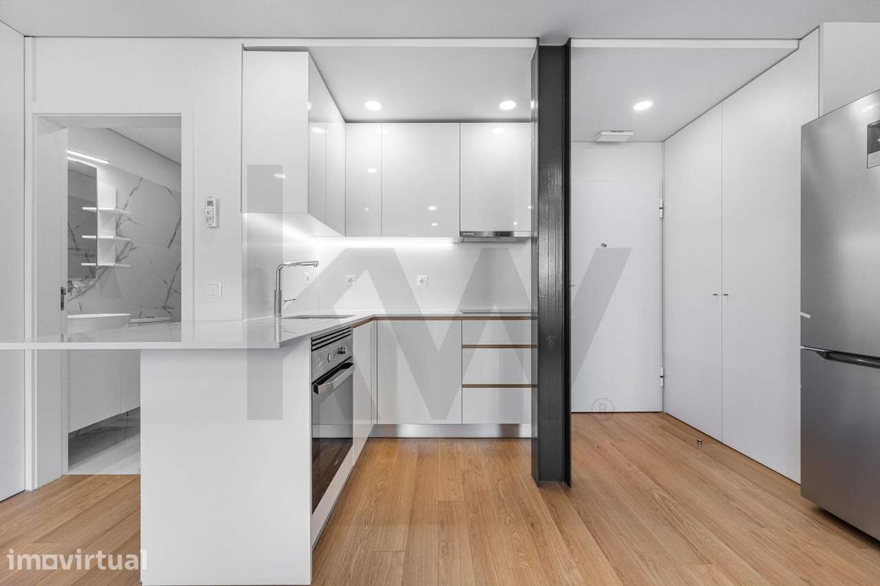Apartamento "Studio", com Varanda, Mobilado e equipado, no centro do - Grande imagem: 2/9