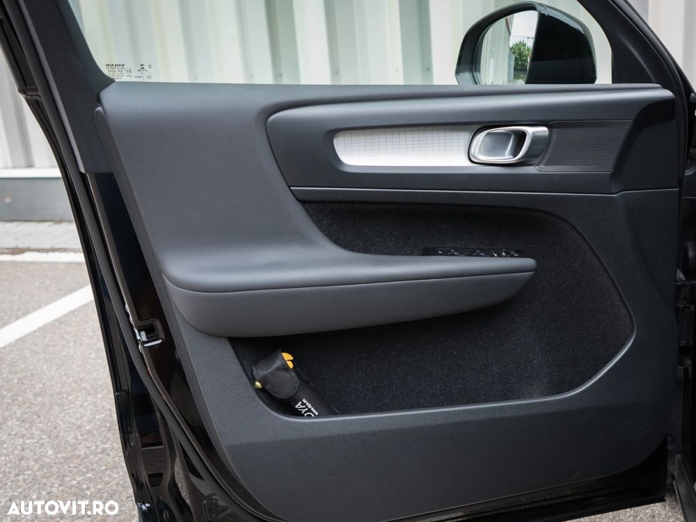 Volvo XC 40 B4 AT8 AWD Mild Hybrid Momentum Pro - 11