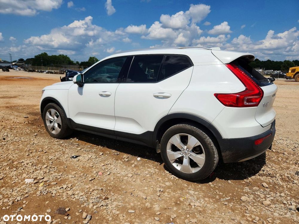 Volvo XC 40 T4 AWD Geartronic Momentum Pro - 3