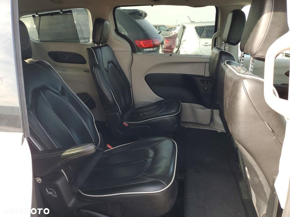 Chrysler Pacifica - 12