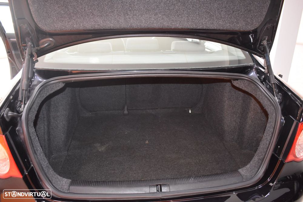 VW Jetta 1.9 TDi BlueM. Confortline - 44