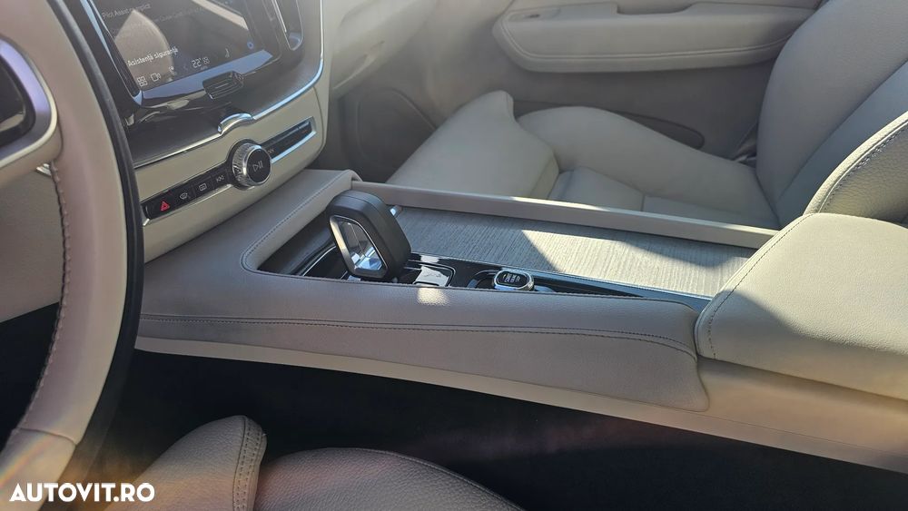 Volvo XC 60 Recharge T8 AWD AT Ultimate Dark - 16