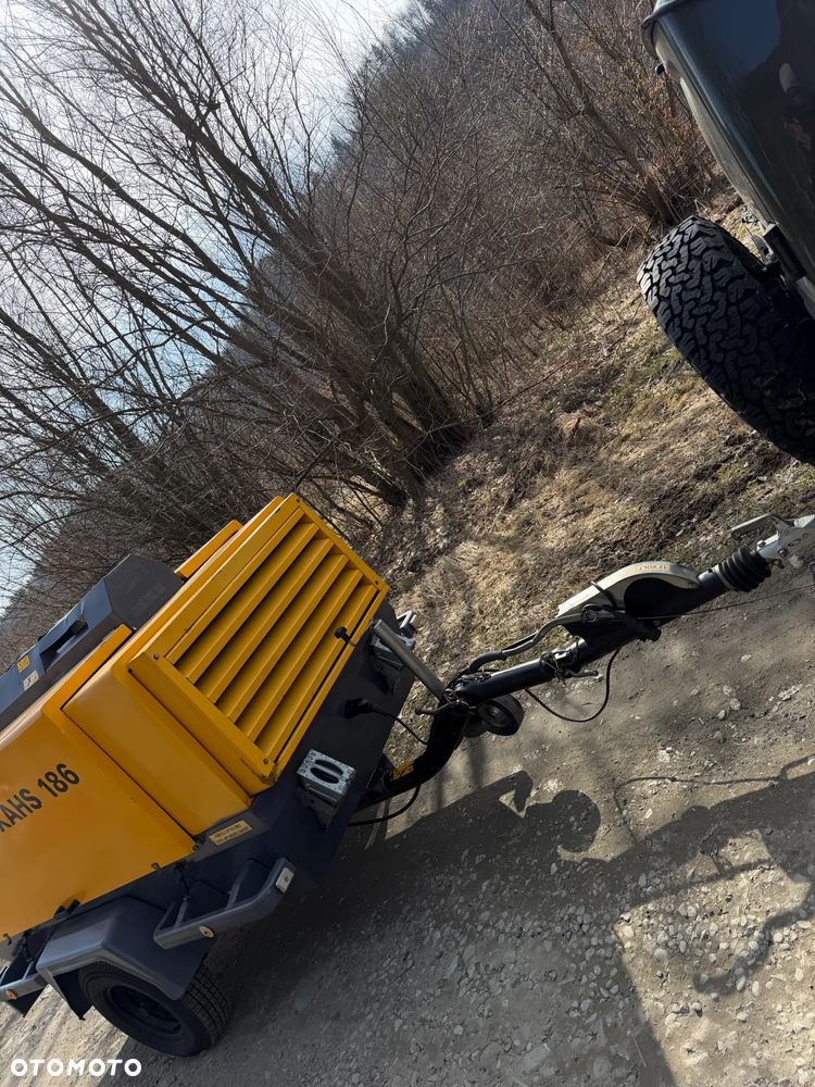 Atlas Copco XAHS 186 Kompresor Śrubowy Sprężarka potężna mocna 11m3. 12 bar regulowanych. Bogata wersja z chłodnicą cyklonową! z Norweskiej Upadłości! Niski Przebieg 1900mtg. 2014rok silnik DEUTZ.150 KM. serwisowany w DEKRA. OKAZJA - 10