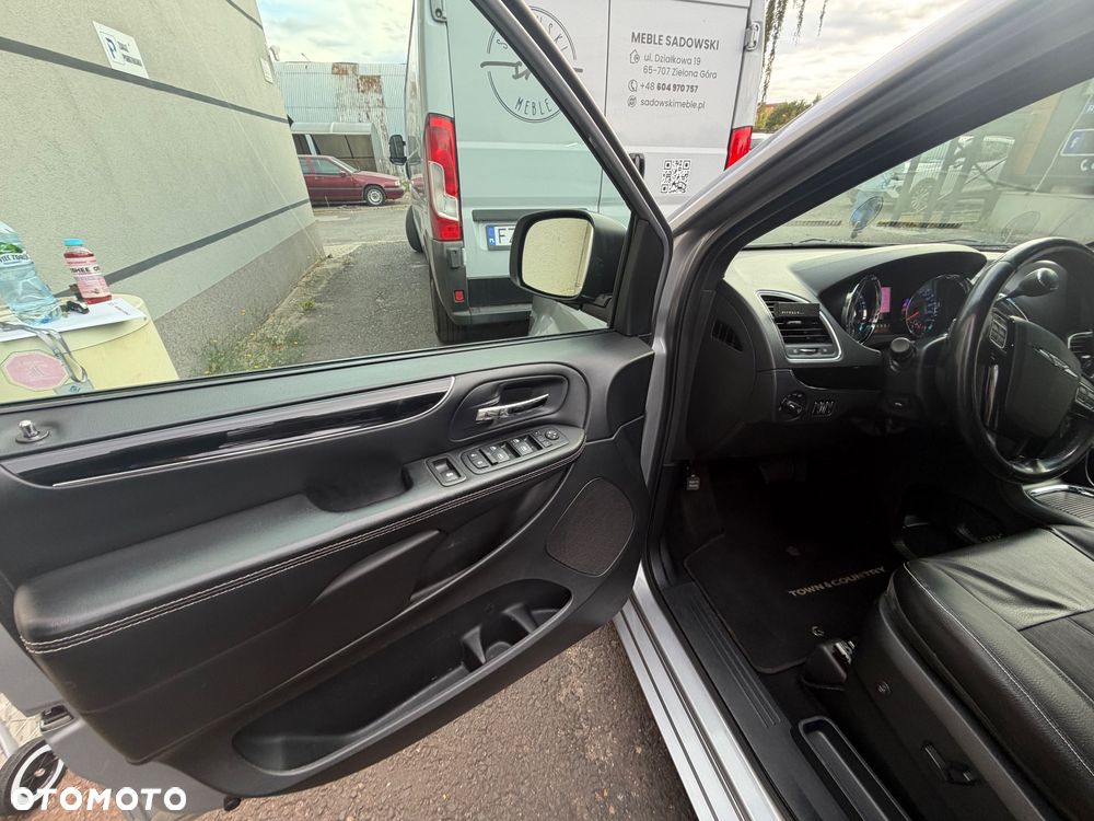 Chrysler Town & Country - 10
