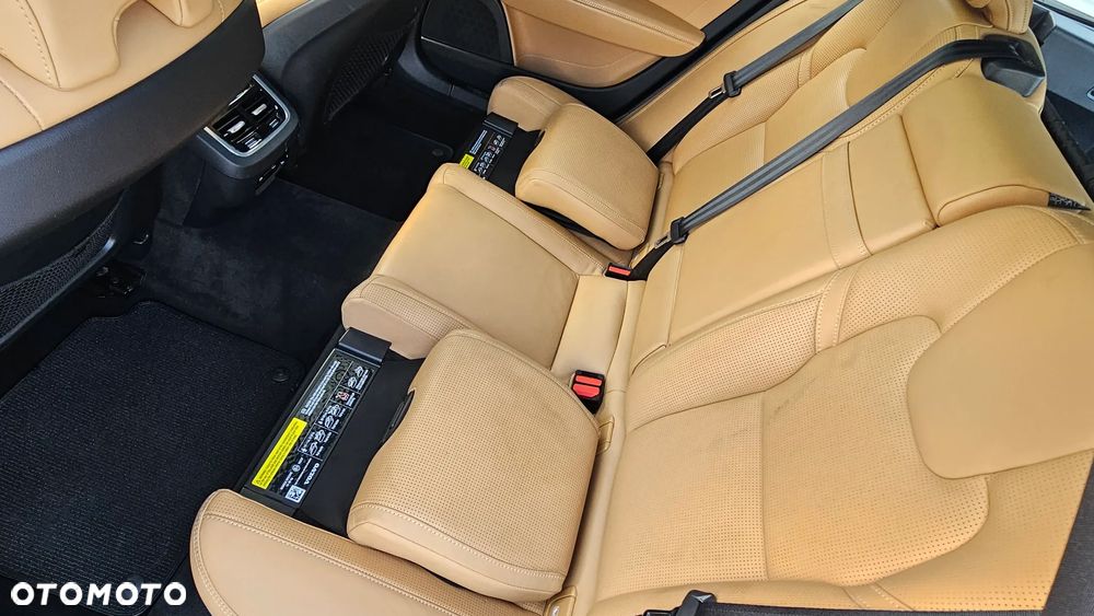 Volvo V90 Cross Country - 17
