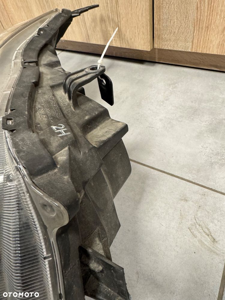 Subaru XV reflektor xenon prawy przód - 4