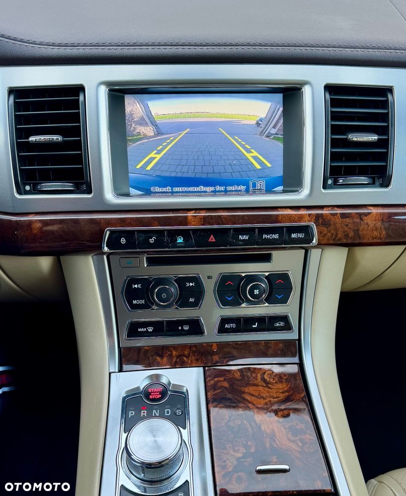 Jaguar XF 3.0 T AWD R-Sport - 17