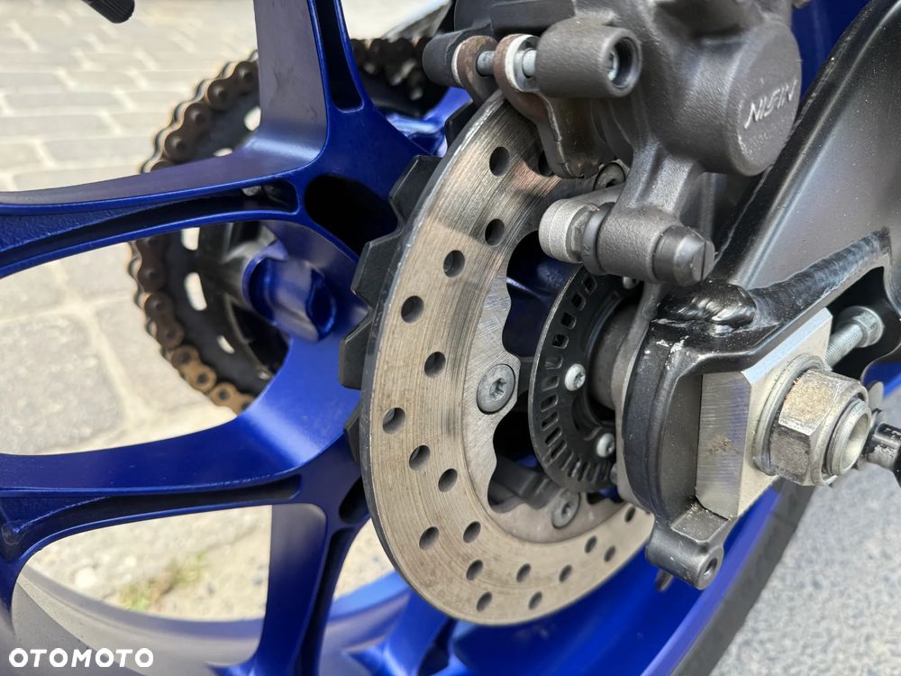 Yamaha R1 - 30