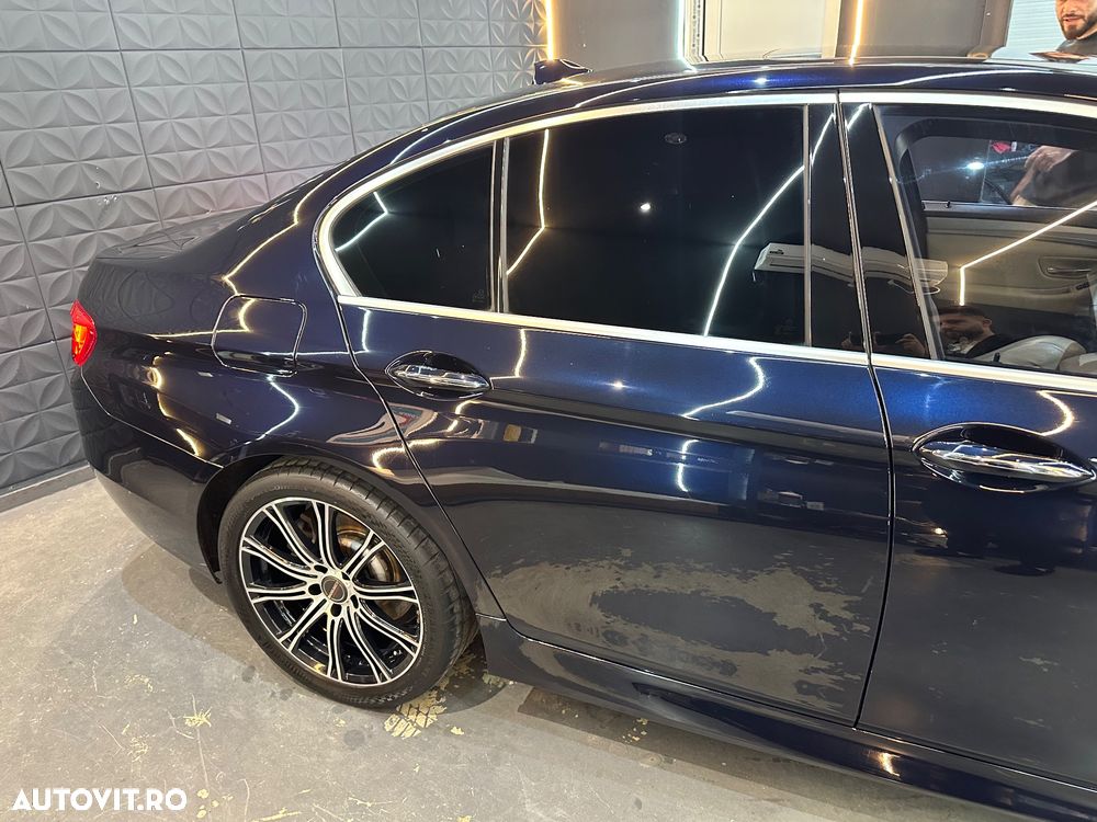 BMW Seria 5 525d xDrive - 12