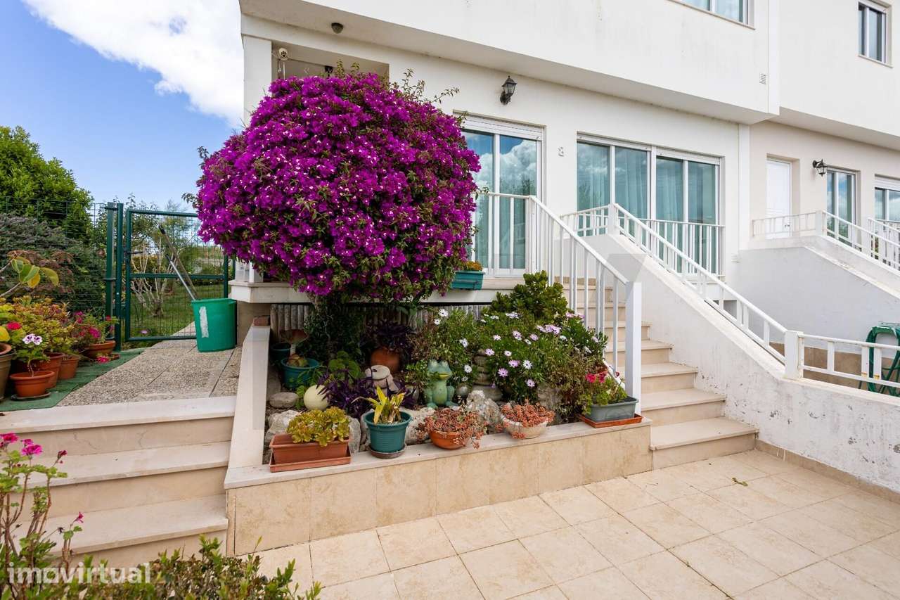 Moradia T3 com vista mar, jardim, garagem e excelentes áreas na Lourin - Grande imagem: 4/49