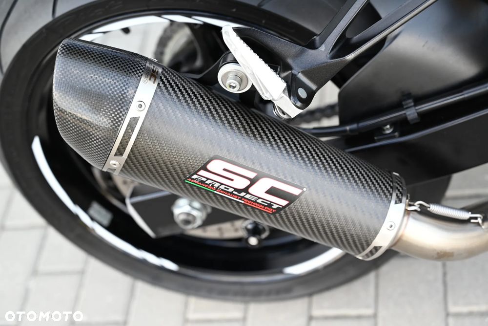 Suzuki GSR - 16